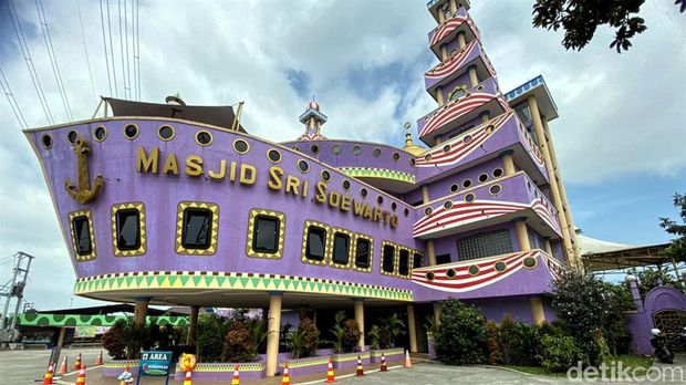 Masjid Perahu " Sri Soewarto "